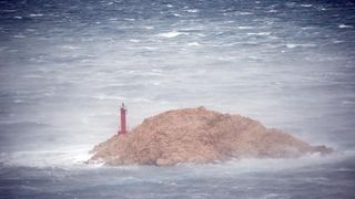 Olujna bura prekinula trajektni promet između Prizne i Žigljena. Photo: Dalibor Urukalović/PIXSELL Olujna bura prekinula trajektni promet između Prizne i Žigljena. Photo: Dalibor Urukalović/PIXSELL