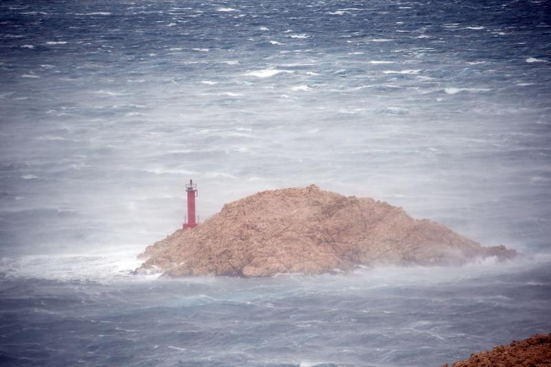 Olujna bura prekinula trajektni promet između Prizne i Žigljena. Photo: Dalibor Urukalović/PIXSELL Olujna bura prekinula trajektni promet između Prizne i Žigljena. Photo: Dalibor Urukalović/PIXSELL