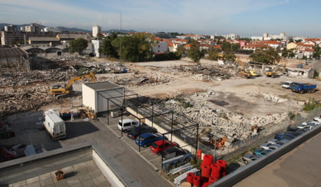 Zadar, 291109.
Pocelo je rusenje bivsih pogona tvornica Vinilplastike i Kemoplasta na Murvickoj cesti, zbog gradnje novih stanova. Zajedno sa zgradom preko puta, na lokaciji bivse Mljekare, detaljnim planom uredjenja predvidjena je gradnja 384 stana.
Foto