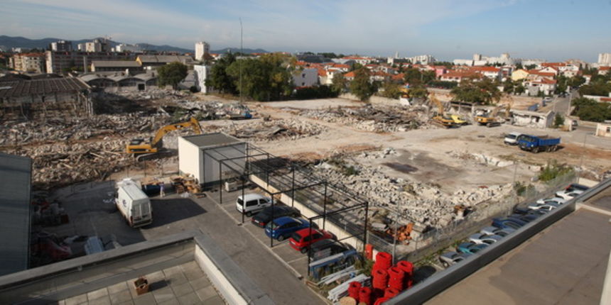 Zadar, 291109.
Pocelo je rusenje bivsih pogona tvornica Vinilplastike i Kemoplasta na Murvickoj cesti, zbog gradnje novih stanova. Zajedno sa zgradom preko puta, na lokaciji bivse Mljekare, detaljnim planom uredjenja predvidjena je gradnja 384 stana.
Foto