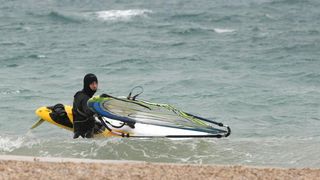 Nekoliko surfera iskoristilo je jako jugo za uživanje u velikim valovima.Photo: Dino Stanin/PIXSELL
