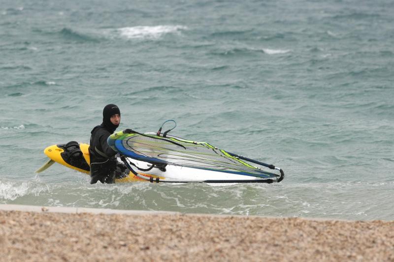 Nekoliko surfera iskoristilo je jako jugo za uživanje u velikim valovima.Photo: Dino Stanin/PIXSELL