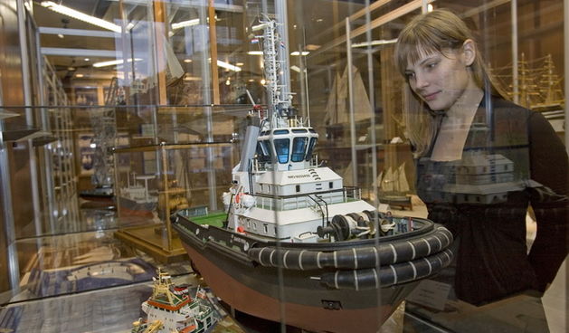 Rijeka, 061210.
Danas u 18 sati u Mulimedijalnome centru Skoljic otvara se 8 Hrvatska ocjenska izlozba maketa brodova “Rijeka 2010” po pravilima Naviga.
Usprkos krizi velike brodogradnje maketarska scena je ziva i okupila je 25 maketara iz citave zemlje k