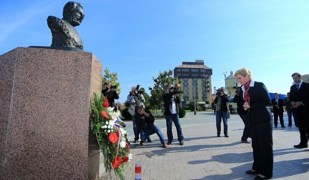 Vukovar,Predsjednicka kandidatkinja Kolinda Grabar Kitarovic posjetila grad Vukovar i oznacila start memorijalne utrke maraton Vukovar-Tovarnik, Photo: Davor Javorovic/PIXSELL