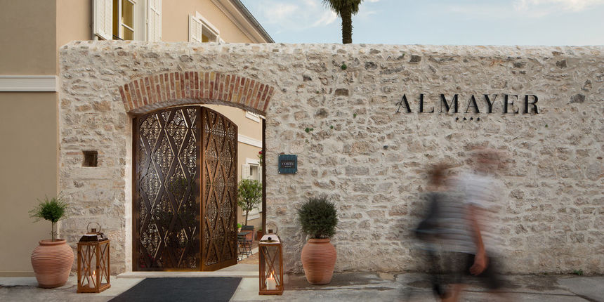 Vrata hotela Almayer autora Ante Filipović Grčić Vrata hotela Almayer autora Ante Filipović Grčić