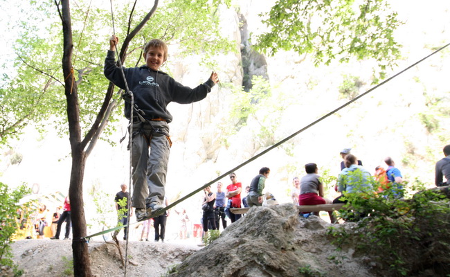 Zadar, 010510.
Na praznik rada u Nacionalnom parku Paklenica tradicionalno se okupljaju penjaci i izletnici koji su i ove godine bili u velikom broju. Takodjer se odrzalo medjunarodno natjecanje u brzom penjanju Big wall speed climbing u muskoj i zenskoj Zadar, 010510.
Na praznik rada u Nacionalnom parku Paklenica tradicionalno se okupljaju penjaci i izletnici koji su i ove godine bili u velikom broju. Takodjer se odrzalo medjunarodno natjecanje u brzom penjanju Big wall speed climbing u muskoj i zenskoj