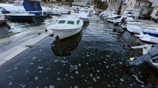 Sibenik – Zbog velike plime u gradu poplavio dio rive u starom dijelu grada Dolcu. Photo: Hrvoje Jelavic/PIXSELL