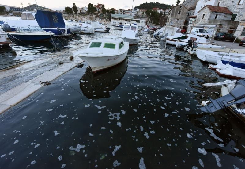 Sibenik – Zbog velike plime u gradu poplavio dio rive u starom dijelu grada Dolcu. Photo: Hrvoje Jelavic/PIXSELL