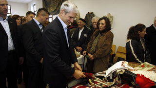 Gracac, 251110.
Danas popodne predsjednik Srbije Boris Tadic i predsjenik Hrvatske Ivo Josipovic posjetili su Gracac i sajam tradicijskih proizvoda i obrta pod nazivom Jesen u Gracacu.
Foto: Jure Miskovic / CROPIX Gracac, 251110.
Danas popodne predsjednik Srbije Boris Tadic i predsjenik Hrvatske Ivo Josipovic posjetili su Gracac i sajam tradicijskih proizvoda i obrta pod nazivom Jesen u Gracacu.
Foto: Jure Miskovic / CROPIX