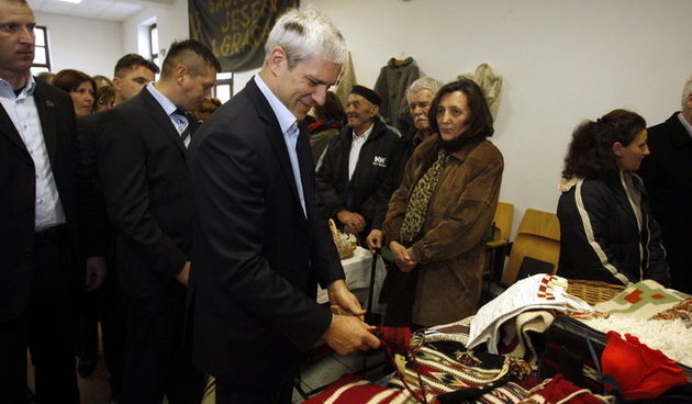 Gracac, 251110.
Danas popodne predsjednik Srbije Boris Tadic i predsjenik Hrvatske Ivo Josipovic posjetili su Gracac i sajam tradicijskih proizvoda i obrta pod nazivom Jesen u Gracacu.
Foto: Jure Miskovic / CROPIX