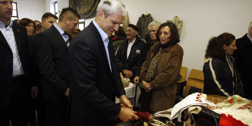 Gracac, 251110.
Danas popodne predsjednik Srbije Boris Tadic i predsjenik Hrvatske Ivo Josipovic posjetili su Gracac i sajam tradicijskih proizvoda i obrta pod nazivom Jesen u Gracacu.
Foto: Jure Miskovic / CROPIX Gracac, 251110.
Danas popodne predsjednik Srbije Boris Tadic i predsjenik Hrvatske Ivo Josipovic posjetili su Gracac i sajam tradicijskih proizvoda i obrta pod nazivom Jesen u Gracacu.
Foto: Jure Miskovic / CROPIX