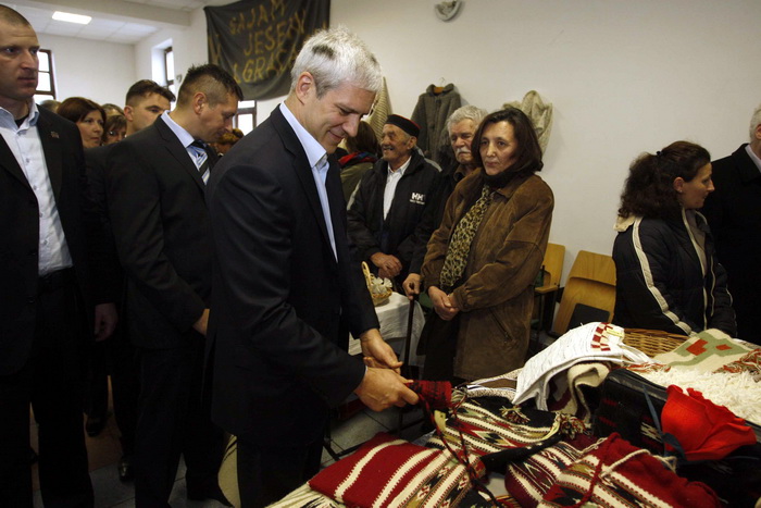 Gracac, 251110.
Danas popodne predsjednik Srbije Boris Tadic i predsjenik Hrvatske Ivo Josipovic posjetili su Gracac i sajam tradicijskih proizvoda i obrta pod nazivom Jesen u Gracacu.
Foto: Jure Miskovic / CROPIX Gracac, 251110.
Danas popodne predsjednik Srbije Boris Tadic i predsjenik Hrvatske Ivo Josipovic posjetili su Gracac i sajam tradicijskih proizvoda i obrta pod nazivom Jesen u Gracacu.
Foto: Jure Miskovic / CROPIX