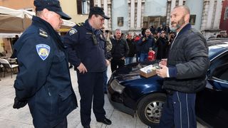 Policija spriječila Davora Dujića da zapali sebe i automobil na glavnom trgu Policija spriječila Davora Dujića da zapali sebe i automobil na glavnom trgu