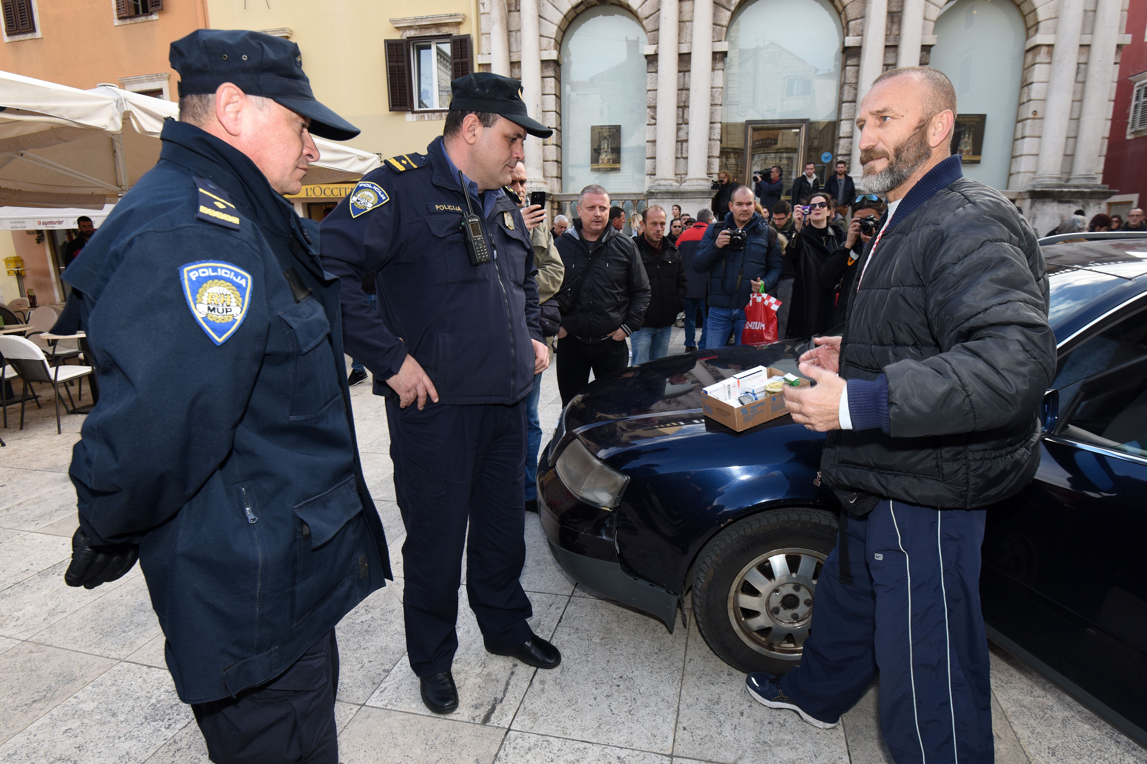 Policija spriječila Davora Dujića da zapali sebe i automobil na glavnom trgu Policija spriječila Davora Dujića da zapali sebe i automobil na glavnom trgu
