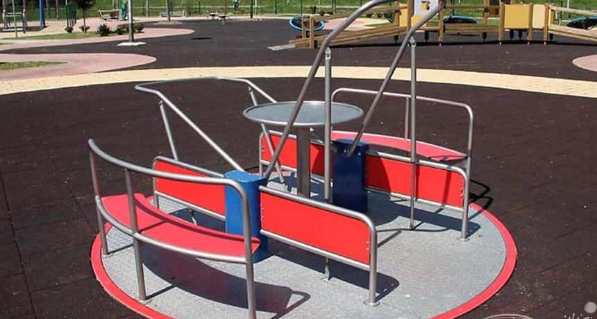 Na Višnjiku se postavlja oprema za djecu s poteškoćama u razvoju Na Višnjiku se postavlja oprema za djecu s poteškoćama u razvoju