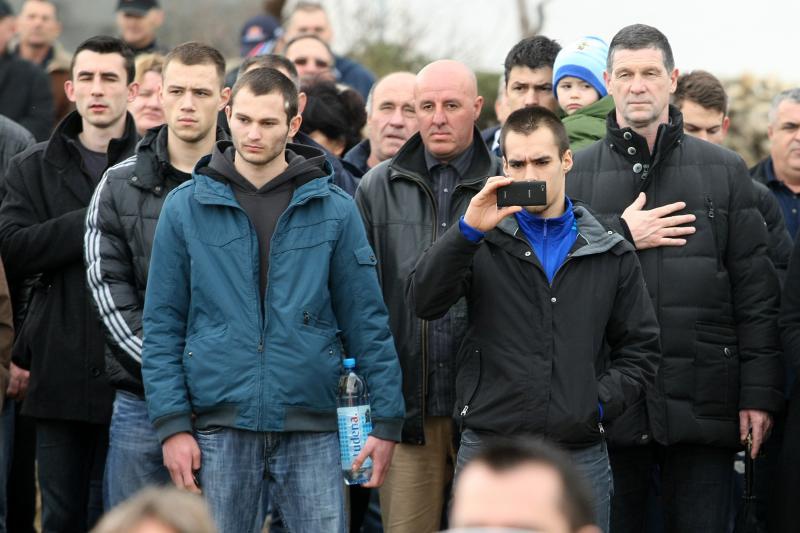 Polaganjem vijenaca na središnjem križu, u Novigradu je obilježena obljetnica pogibije članova HRM-a i Druge gardijske brigade za vrijeme akcije Maslenica. Photo: Dino Stanin/PIXSELL Polaganjem vijenaca na središnjem križu, u Novigradu je obilježena obljetnica pogibije članova HRM-a i Druge gardijske brigade za vrijeme akcije Maslenica. Photo: Dino Stanin/PIXSELL