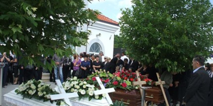 pogreb Zaradićevih (foto: CROPIX) pogreb Zaradićevih (foto: CROPIX)