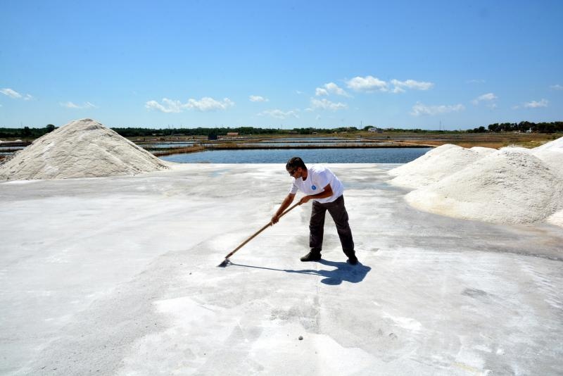 Nin – Povijesni gradic Nin pokraj Zadra za svoju prepoznatljivost ima nadaleko poznatu i najstariju hrvatsku solanu. Pod geslom “Prica o soli…” i dan danas se sol proizvodi na tradicionalan nacin. Photo: Damir Spehar/PIXSELL Nin – Povijesni gradic Nin pokraj Zadra za svoju prepoznatljivost ima nadaleko poznatu i najstariju hrvatsku solanu. Pod geslom “Prica o soli…” i dan danas se sol proizvodi na tradicionalan nacin. Photo: Damir Spehar/PIXSELL