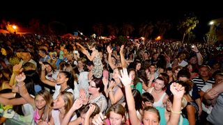 Vir : Colonia rasplesala tisuće posjetitelja na Viru ; foto Iva Perinčić Vir : Colonia rasplesala tisuće posjetitelja na Viru ; foto Iva Perinčić