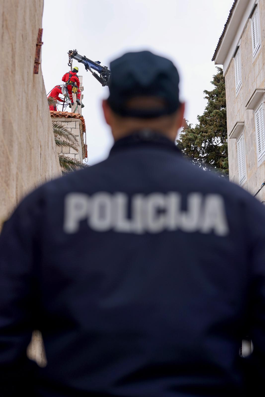 Uklanja se zvono s Kneževog dvora u Pagu Uklanja se zvono s Kneževog dvora u Pagu