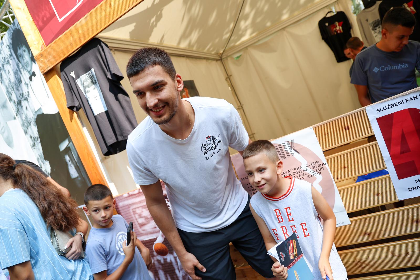 Druženje s košakašima povodom 60. rođendana Dražena Petrovića Druženje s košakašima povodom 60. rođendana Dražena Petrovića