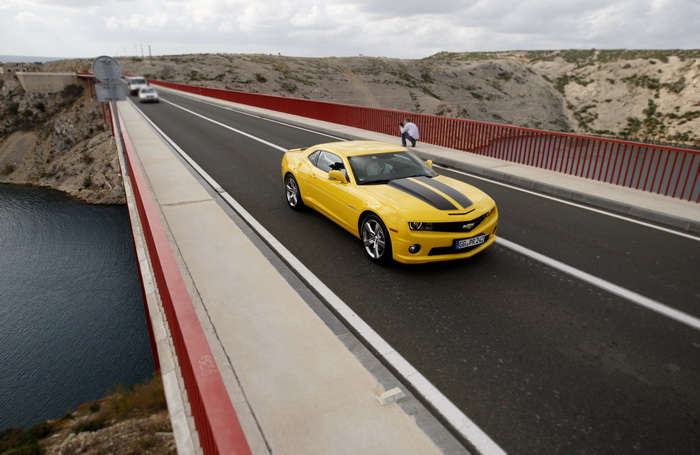 Zadar, 091111.
U Zadru je danas zapocelo predstavljanje novog Chevroletovog automobila Camaro. Novi model Chevroleta privukao je veliki broj novinara iz inozemstva koji ce ovih dana vrsiti testiranje Camara.
Foto: Jure Miskovic / CROPIX Zadar, 091111.
U Zadru je danas zapocelo predstavljanje novog Chevroletovog automobila Camaro. Novi model Chevroleta privukao je veliki broj novinara iz inozemstva koji ce ovih dana vrsiti testiranje Camara.
Foto: Jure Miskovic / CROPIX