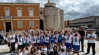 Hrvatska se sjeća košarkaške legende Krešimira Ćosića koji nas je prerano napustio prije 20 godina. Svečanom večerom u Falkensteinerovom hotelu Iadera u Petrčanima, obitelj Krešimira Ćosića – supruga Ljerka, kćerke Ana i Iva te sin Petar Krešimir, brojni Hrvatska se sjeća košarkaške legende Krešimira Ćosića koji nas je prerano napustio prije 20 godina. Svečanom večerom u Falkensteinerovom hotelu Iadera u Petrčanima, obitelj Krešimira Ćosića – supruga Ljerka, kćerke Ana i Iva te sin Petar Krešimir, brojni
