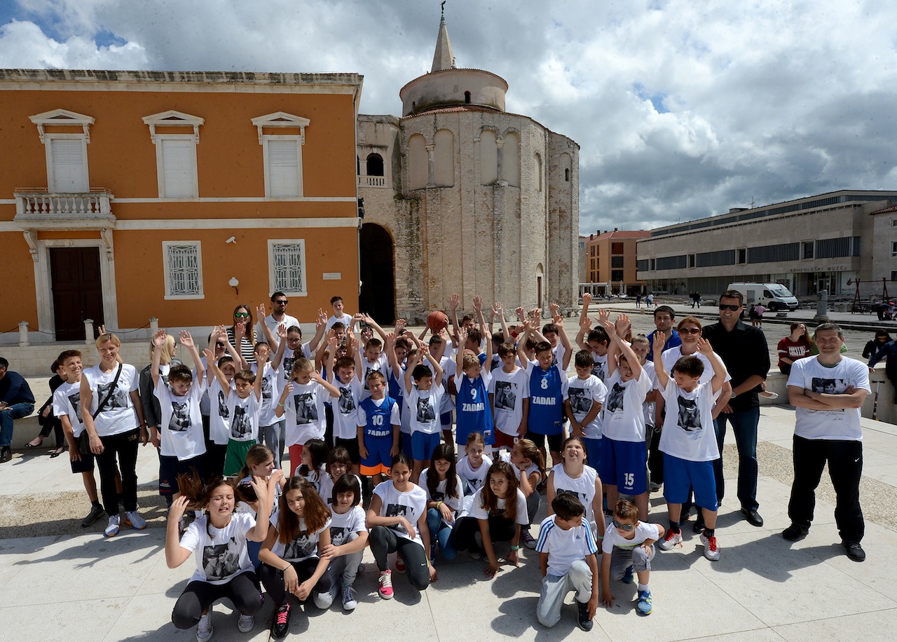 Hrvatska se sjeća košarkaške legende Krešimira Ćosića koji nas je prerano napustio prije 20 godina. Svečanom večerom u Falkensteinerovom hotelu Iadera u Petrčanima, obitelj Krešimira Ćosića – supruga Ljerka, kćerke Ana i Iva te sin Petar Krešimir, brojni Hrvatska se sjeća košarkaške legende Krešimira Ćosića koji nas je prerano napustio prije 20 godina. Svečanom večerom u Falkensteinerovom hotelu Iadera u Petrčanima, obitelj Krešimira Ćosića – supruga Ljerka, kćerke Ana i Iva te sin Petar Krešimir, brojni