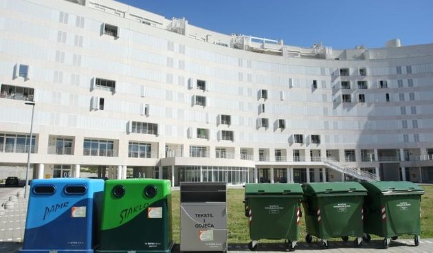 Na prostoru nekadasnjeg TIZ-a postavljen je prvi od planiranih dvanaest zelenih otoka predvidjenih Planom gospodarenja otpadom Grada Zadra.