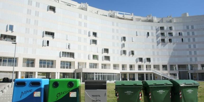 Na prostoru nekadasnjeg TIZ-a postavljen je prvi od planiranih dvanaest zelenih otoka predvidjenih Planom gospodarenja otpadom Grada Zadra.