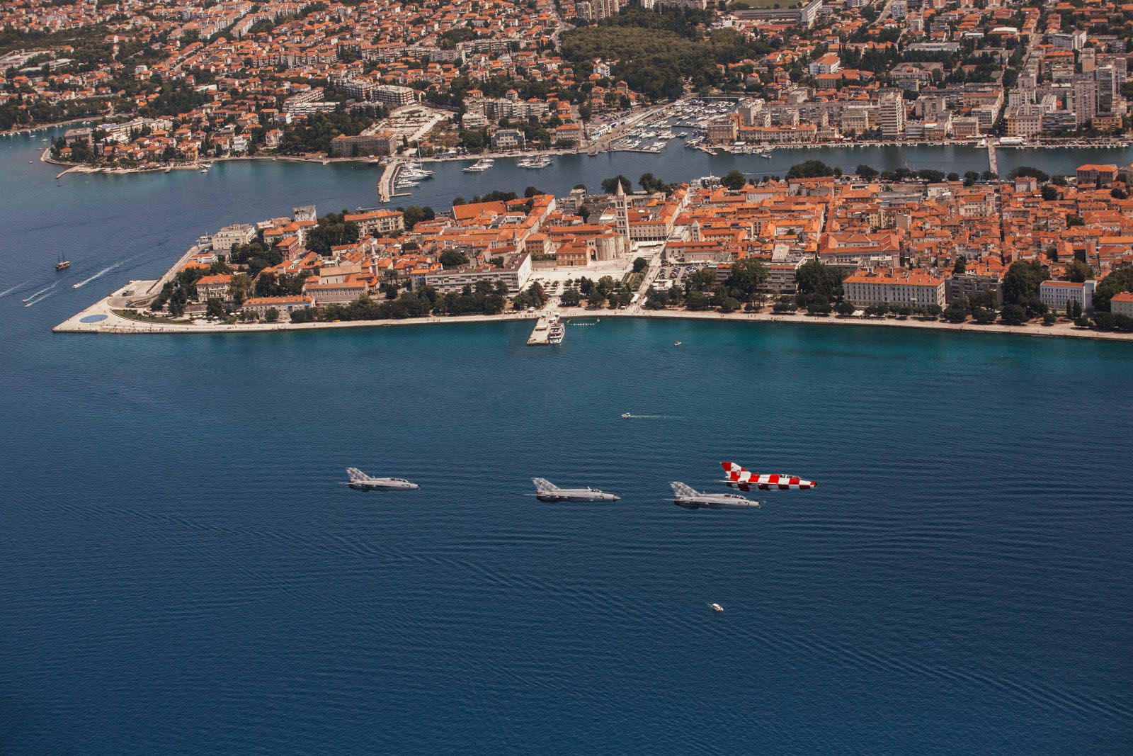 Pozdravni prelet MiG-ova iznad zadarskog kanala Pozdravni prelet MiG-ova iznad zadarskog kanala