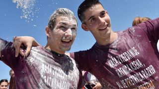 Ludijada zadarskih maturanata uz pjesmu i kupanje na Morskim orguljama. Foto: Dino Stanin/PIXSELL Ludijada zadarskih maturanata uz pjesmu i kupanje na Morskim orguljama. Foto: Dino Stanin/PIXSELL