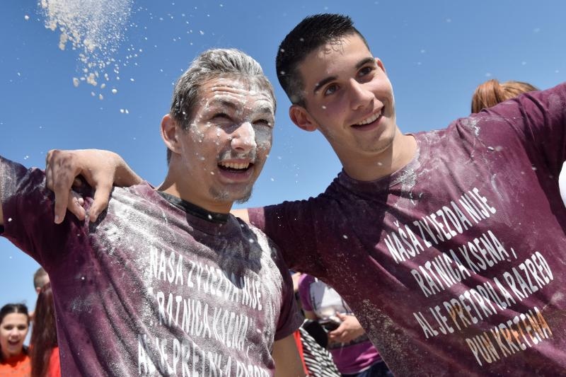 Ludijada zadarskih maturanata uz pjesmu i kupanje na Morskim orguljama. Foto: Dino Stanin/PIXSELL Ludijada zadarskih maturanata uz pjesmu i kupanje na Morskim orguljama. Foto: Dino Stanin/PIXSELL