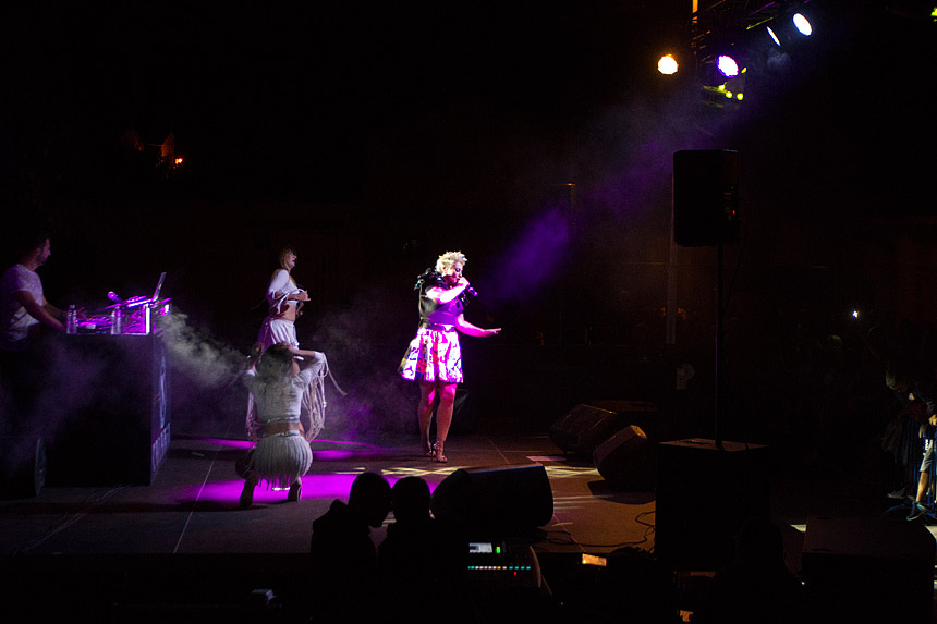 Mještani Bibinja sinoć su uživali u vrhunskom koncertu grupe Colonija na sportskom centru Crljenica Mještani Bibinja sinoć su uživali u vrhunskom koncertu grupe Colonija na sportskom centru Crljenica