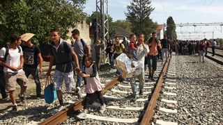 Tovarnik: Izbjeglice su izgubili strpljenje te pjesice krenuli po pruzi prema Zagrebu. Nakon nekoliko stotina metara zaustavila ih je policija i obecala kako prijevoz stize. Photo: Zeljko Lukunic/PIXSELL