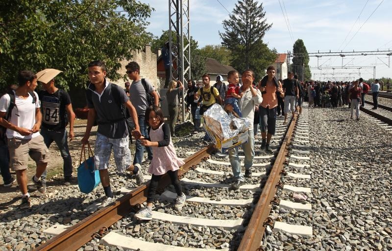 Tovarnik: Izbjeglice su izgubili strpljenje te pjesice krenuli po pruzi prema Zagrebu. Nakon nekoliko stotina metara zaustavila ih je policija i obecala kako prijevoz stize. Photo: Zeljko Lukunic/PIXSELL