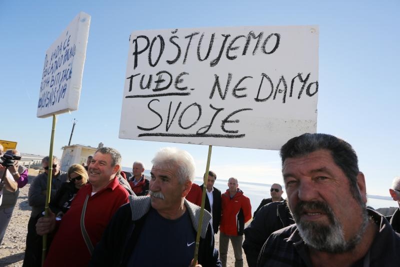 Pag: Prosvjed protiv ilegalnih berača samoniklog bilja, Foto: Filip Brala/PIXSELL