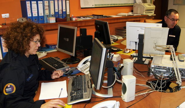 Zadar, 110210.
U centru 112 u Zadru danas je obiljezen Europski dan 112. Djelatnici centra dnevno primaju oko 120 – 150 poziva od cega je 27 posto zahtjeva intervenciju.
Foto: Branislav Grgurovic / CROPIX