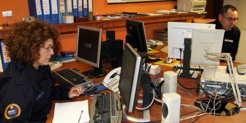 Zadar, 110210.
U centru 112 u Zadru danas je obiljezen Europski dan 112. Djelatnici centra dnevno primaju oko 120 – 150 poziva od cega je 27 posto zahtjeva intervenciju.
Foto: Branislav Grgurovic / CROPIX