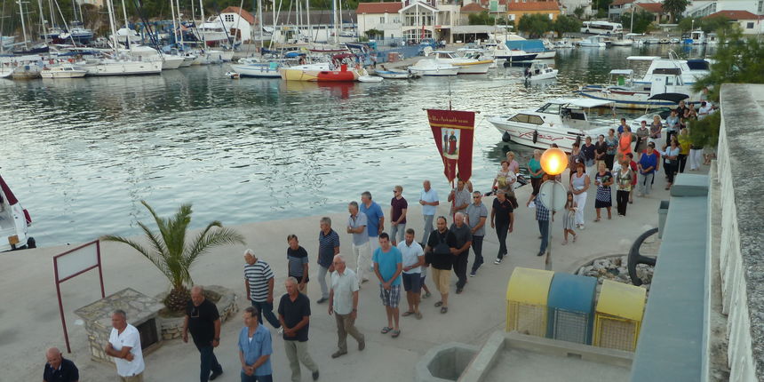 Na Ižu proslavljeni blagdani Velike Gospe i Svetog Roka Na Ižu proslavljeni blagdani Velike Gospe i Svetog Roka
