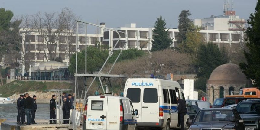 U gradskom predjelu Arbanasi započelo je uklanjanje ugostiteljskog objekta “Porthos” ilegalno sagrađenog na obali. Photo: Dino Stanin/PIXSELL