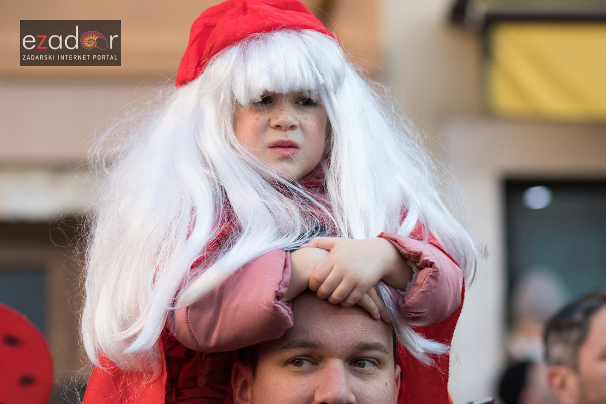 Zadarski karneval 2018: Povorka maškaranih skupina od Gradskih vrata preko Foruma do Narodnog trga Zadarski karneval 2018: Povorka maškaranih skupina od Gradskih vrata preko Foruma do Narodnog trga