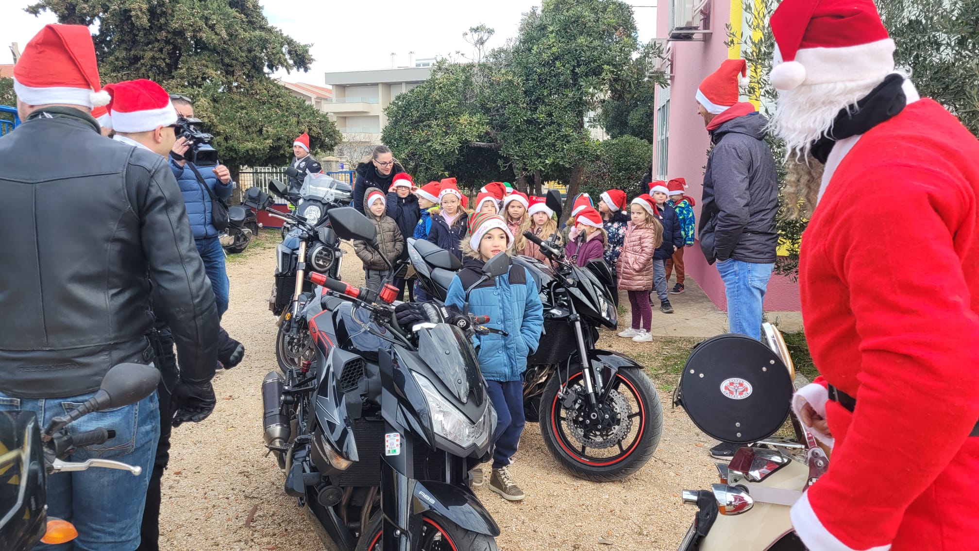 Bibinje: Moto mrazovi razveselili mališane Bibinje: Moto mrazovi razveselili mališane