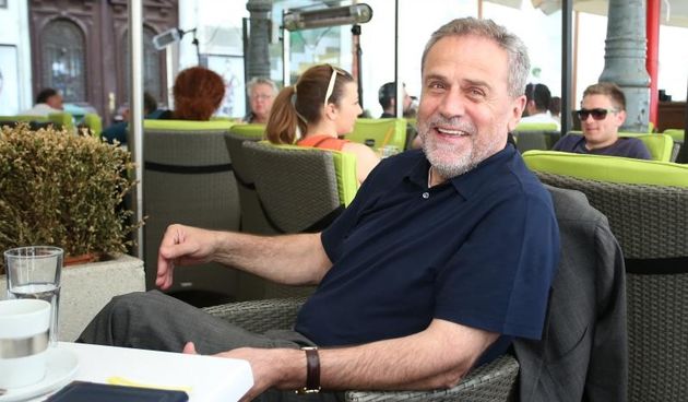 Milan Bandic u dobrom raspolozenju popio je pice s prijateljima u kaficu u Bogovicevoj ulici. Photo: Sanjin Strukic/PIXSELL