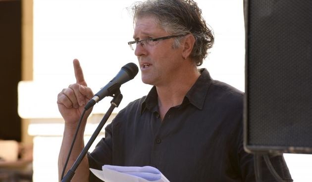 Povodu Dana drzavnosti Enio Mestrovic izveo je performans pod nazivom ‘Veliki prosvjed ? Glas naroda’. Ispred improvizirane pozornice na Narodnom trgu s cetiri velika zvucnika i mikrofonom Enio je sat vremena drzao nijemi govor. Photo: Dino Stanin/PIXSEL