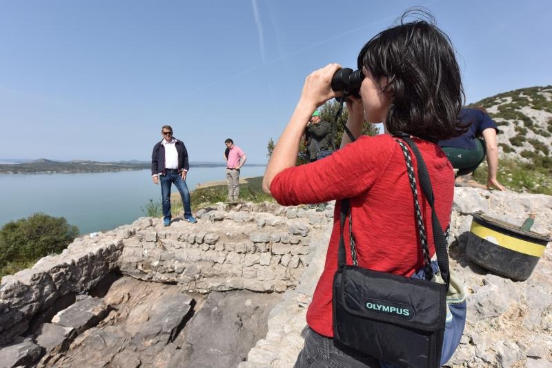 Park prirode Vransko jezero: Predstavljena pronađena utvrda iz 15. stoljeća s naoružanjem na brdu Osridak-Gradina. Foto: Hrvoje Jelavić/PIXSELL Park prirode Vransko jezero: Predstavljena pronađena utvrda iz 15. stoljeća s naoružanjem na brdu Osridak-Gradina. Foto: Hrvoje Jelavić/PIXSELL