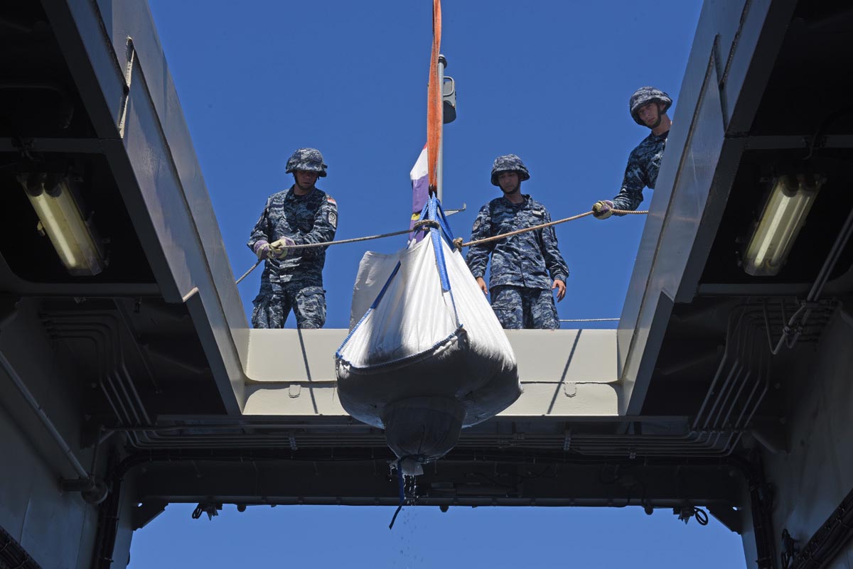 Zadarski podvodni arheolozi na istraživanju ostataka potopljenog aviona kod Visa Zadarski podvodni arheolozi na istraživanju ostataka potopljenog aviona kod Visa