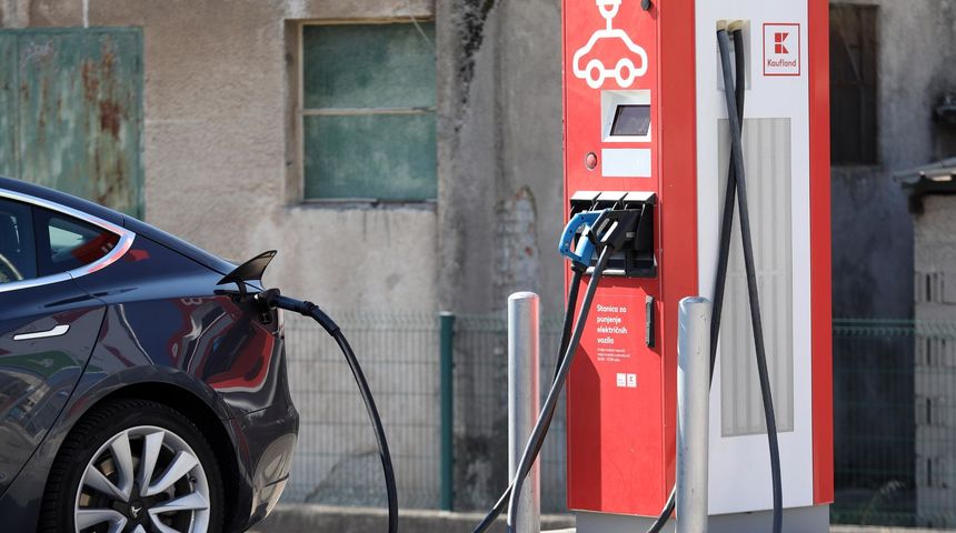 Zabranjeno parkiranje na punionicama za električna vozila Zabranjeno parkiranje na punionicama za električna vozila