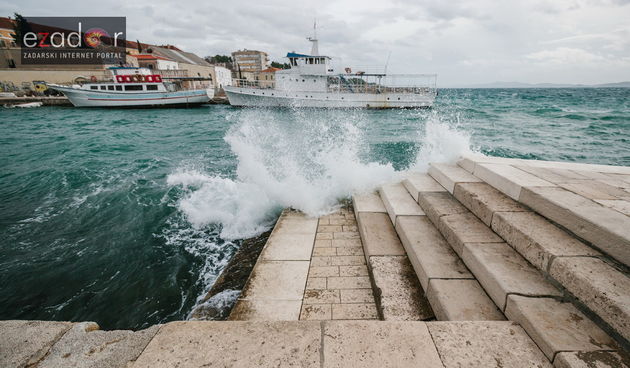 Đir po gradu, četvrtak 27. prosinca 2017. Foša, Olujno jugo, lome se valovi