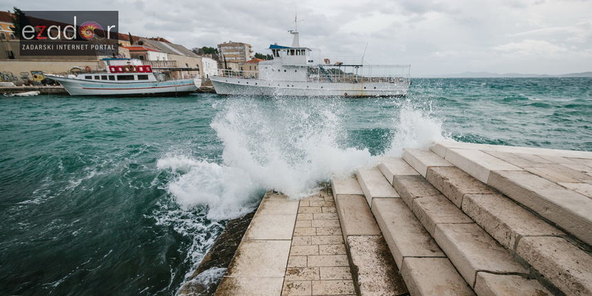 Đir po gradu, četvrtak 27. prosinca 2017. Foša, Olujno jugo, lome se valovi Đir po gradu, četvrtak 27. prosinca 2017. Foša, Olujno jugo, lome se valovi